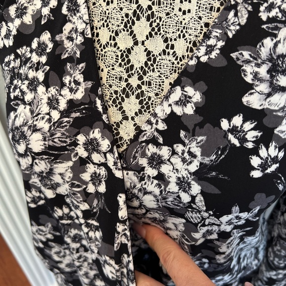 White House Black Market Matte Jersey Floral Surplice Blouse size XS - Picture 7 of 13